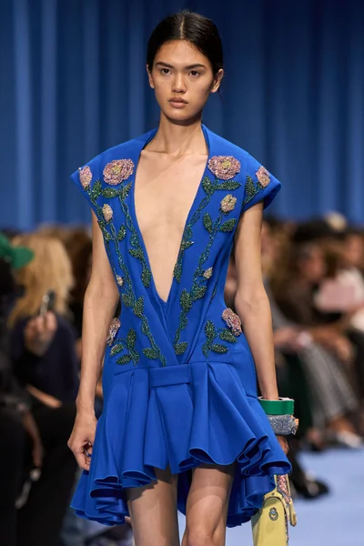 Look 99